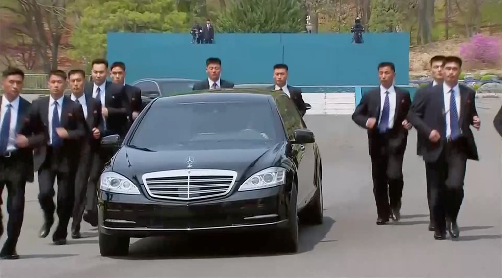 Dàn cận vệ đông đảo của ông Kim Jong Un tại bữa trưa